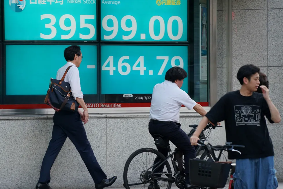 Nikkei-indeksen ved Tokyo-børsen leder nedgangen i Asia med 1,1 prosent idet ettermiddagshandelen er i gang. Bildet er fra tirsdag, da indeksen falt til under 40.000-nivået.