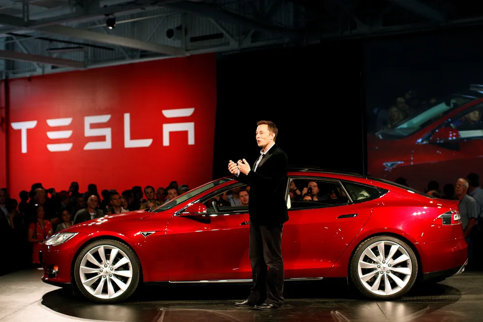 Tesla-sjef Elon Musk viser frem en Model S på fabrikken i Fremont i California.