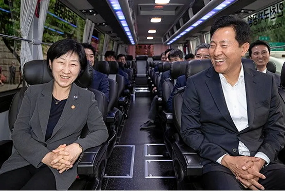 South Korean environment minister Han Wha-jin, left, on a hydrogen airport bus in Incheon, with Seoul mayor Oh Se-hoon.