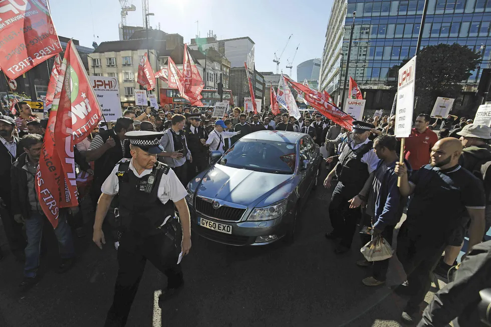 Uber-sjåfører holdt en 24-timers streik for høyere lønn og arbeidsrettigheter utenfor Ubers kontor i London 9. oktober.