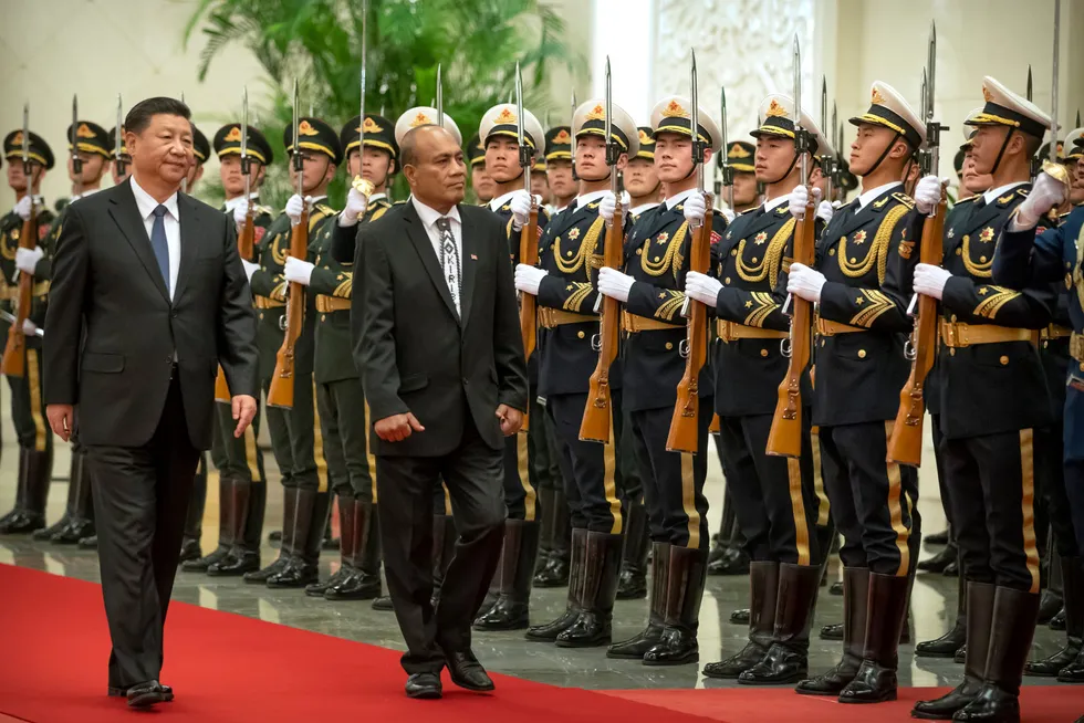 Kiribatis president Taneti Maamau (til høyre) er på godfot med Kina og president Xi Jinping. Her fra et statsbesøk i Beijing i 2020.