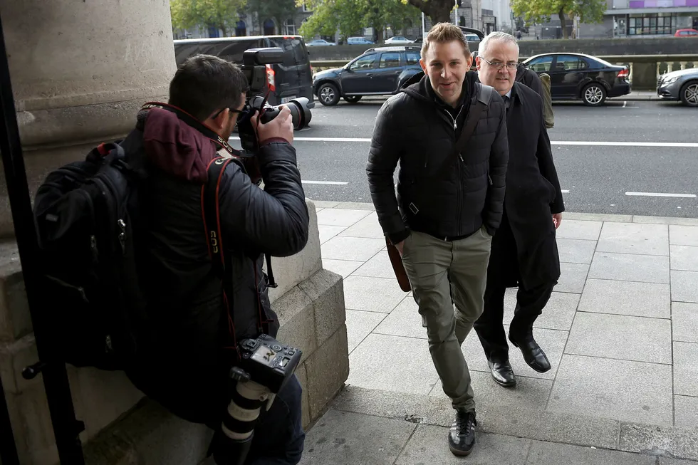 Østerrikeren Max Schrems (foran) saksøkte for flere år siden Facebook for brudd på europeiske personvernbestemmelser, og vant i 2015 frem mot Facebook i en epokegjørende avgjørelse i EU-domstolen. Foto: Clodagh Kilcoyne/Reuters/NTB Scanpix