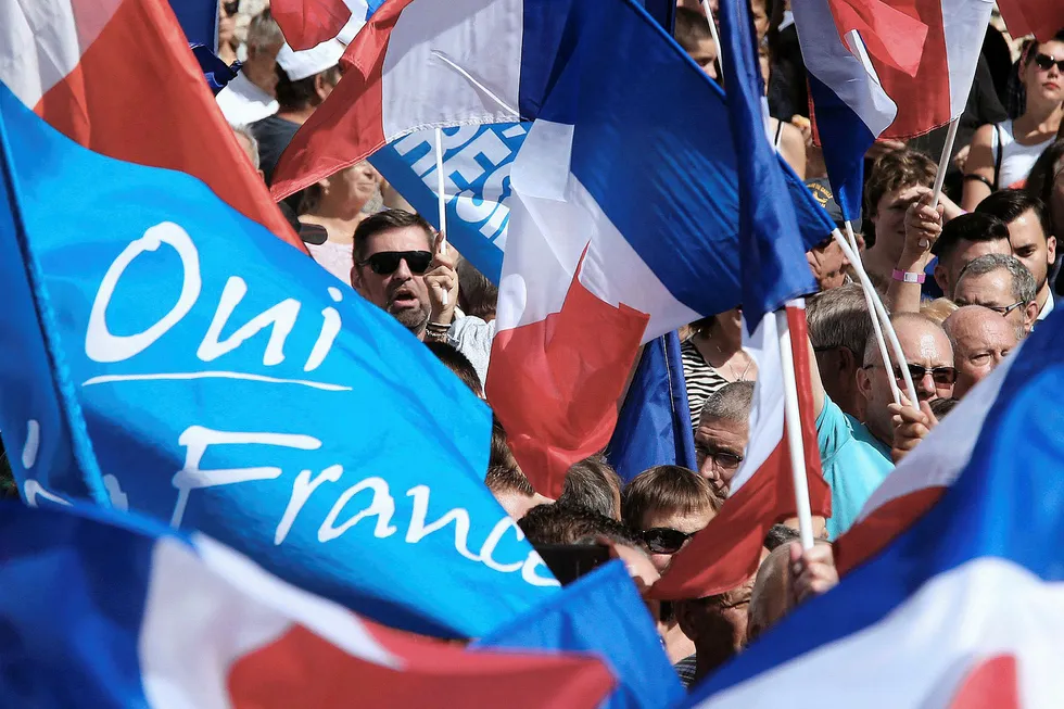 Det EU-kritiske, franske partiet Front National har lånt 11 millioner euro fra en russisk bank med bånd til regimet for å finansiere Marine Le Pens presidentvalgkampanje. Her markerer tilhengere sin støtte til partiet. Foto: Francois Nascimbeni/AFP/NTB Scanpix