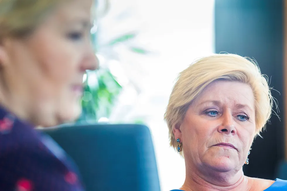 Grått, kjedelig og utvannet kalte Frp-leder og finansminister Siv Jensen denne uken regjeringen til statsminister Erna Solberg (til venstre).
