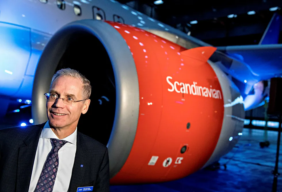 SAS-sjef Rickard Gustafson kan trenge mer penger til å finansiere flykjøp, og aksjekursen falt mandag. Her er han ved levering av første Airbus A320neo på Arlanda i Stockholm i oktober i fjor. Foto: Aleksander Nordahl