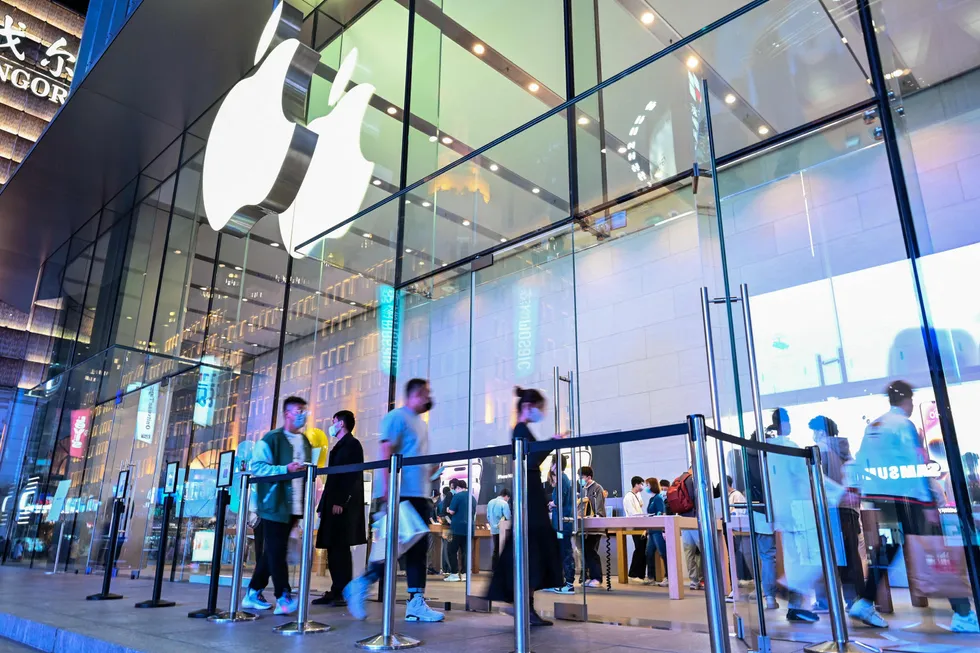 Omsetningen for Apples hoffprodusent falt med nesten en tredjedel i november. Iphone-salget i Kina falt med 46 prosent i forrige uke. Her fra et Apple-utsalg i Shanghai.
