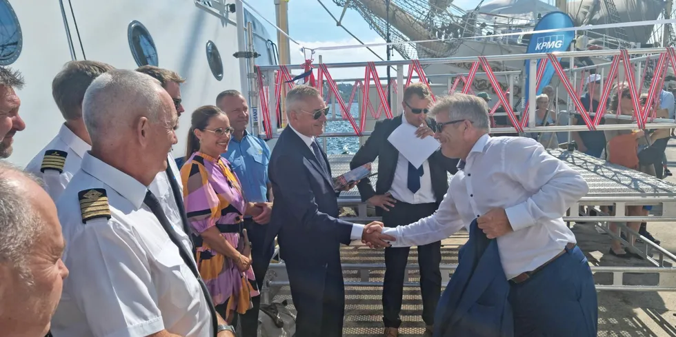 Fiskeridirektoratet gjennomførte dåp av fartøyet «Fjorgyn» onsdag, under Arendalsuka. På bildet ser vi blant annet fiskeridirektør Frank Bakke-Jensen (t, v.) hilse på fiskeriminister Bjørnar Skjæran.