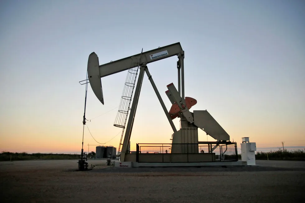 En oljepumpe operert av Devon Energy Production Company nær den amerikanske byen Guthrie i delstaten Oklahoma. Foto: Nick Oxford/Reuters/NTB Scanpix