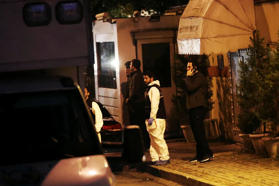 Tyrkisk politi ransaket Saudi Arabias konsulat i Istanbul etter Khashoggis forsvinning i starten av oktober.
