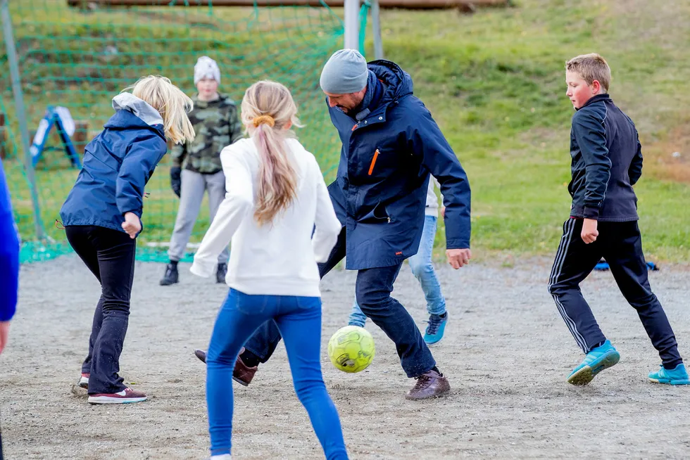 Også utdannelsespolitikken kan være i spill etter Fremskrittspartiets regjeringsexit. Partiet venter i spenning på om KrF hopper av avtalen om fritt skolevalg. Kronprins Haakon spiller fotball under besøk i Lom.