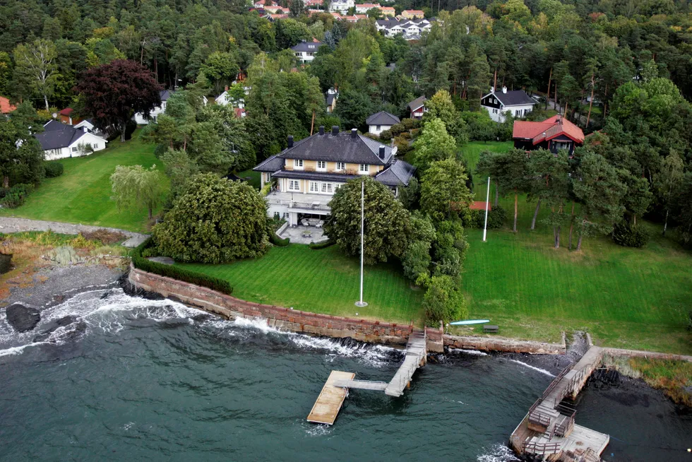 Oslo kommune mener både bryggen som allerede står på Kathrine og Cecilie Fredriksens Bygdøy-eiendom og bryggen de ønsker om å få bygge, er for store. Bildet er fra 2005.