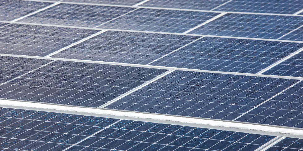 Her er solcellepaneler på tak.