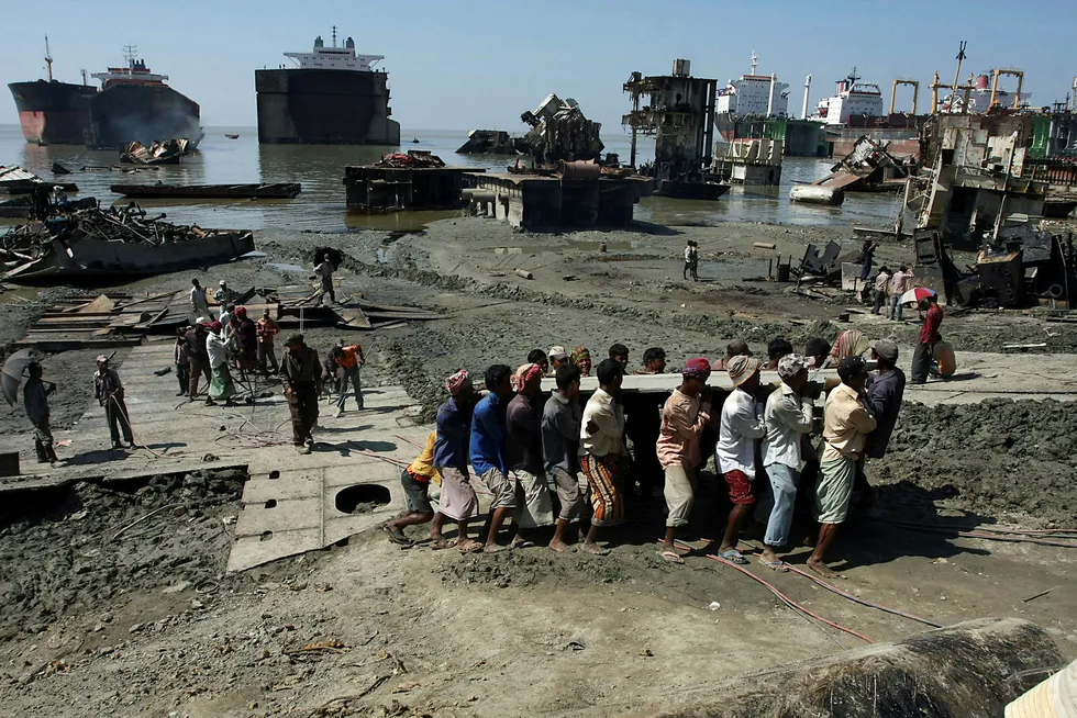 Hovedargumentet mot «beaching» er at arbeidsforholdene er elendige og at de miljømessige konsekvensene er store. I Chittagong i Bangladesh skal 22 arbeidere har mistet livet i løpet av fjoråret, skriver artikkelforfatterne. Foto: Majority World/UIG/Getty Images