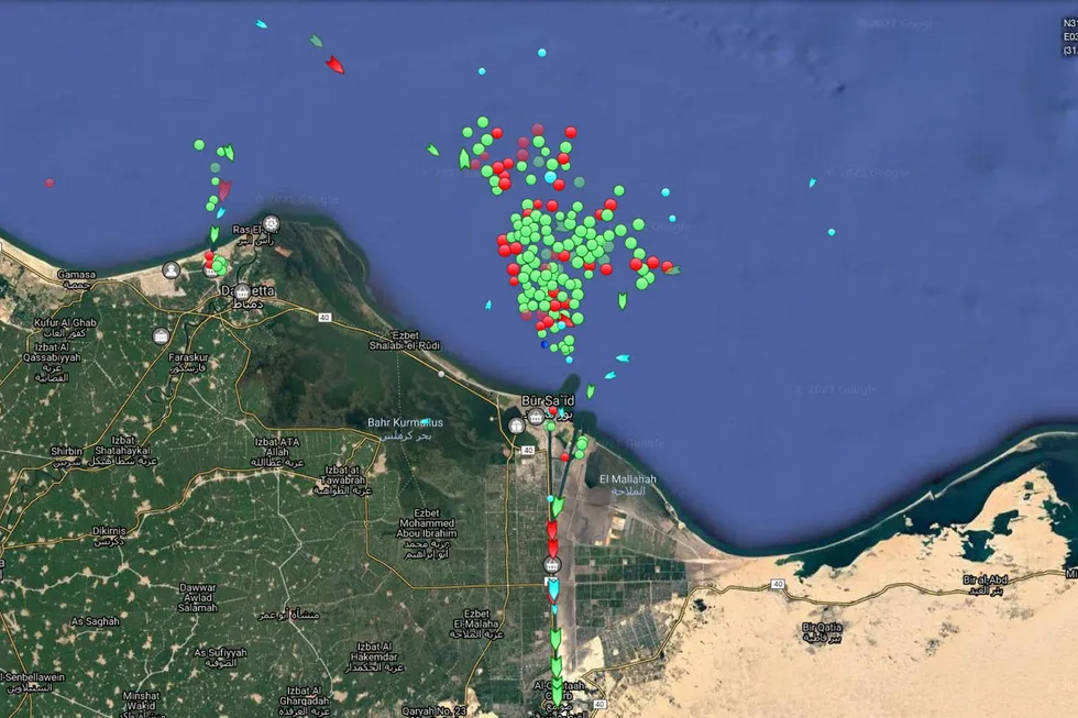 Kø av skip i Middelhavet utenfor kysten av Egypt med båter som venter å passere gjennom Suezkanalen. Båtene står i kø på grunn av skipet Ever Given som kjørte seg fast i Suezkanalen.
