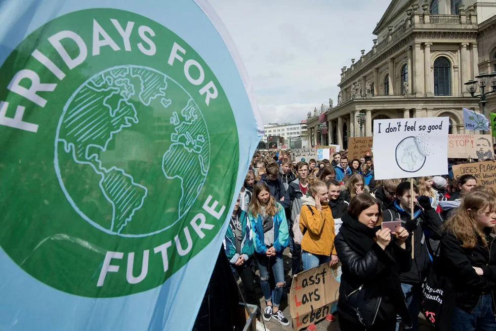 Protestbølgen med krav om handling i klimapolitikken legger press på EU. Bildet er fra en skolestreik for klima i Hannover i Tyskland forrige uke.