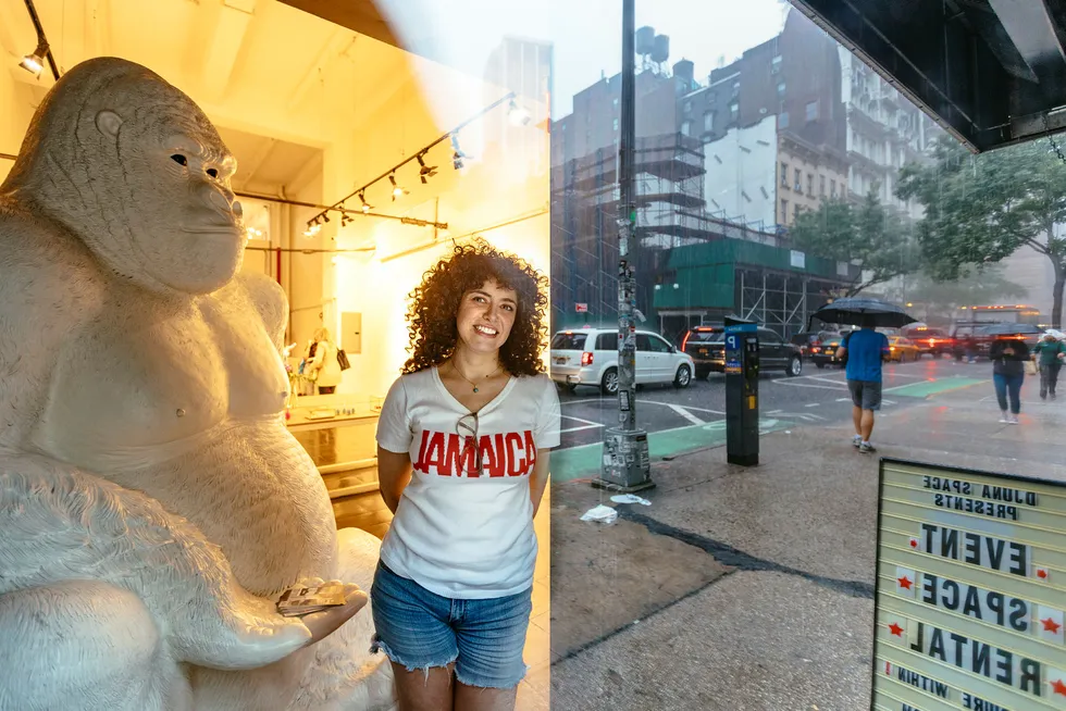 Ashley Hanosh måtte legge ned klesbutikken Honey in the Rough på Manhattan nylig, og har nå åpnet nytt lokale for korttidsutleie – «pop-up»-eventer – der klesdesignere selger egne produkter. – For å si det enkelt: Amazon vant kundene, sier hun.