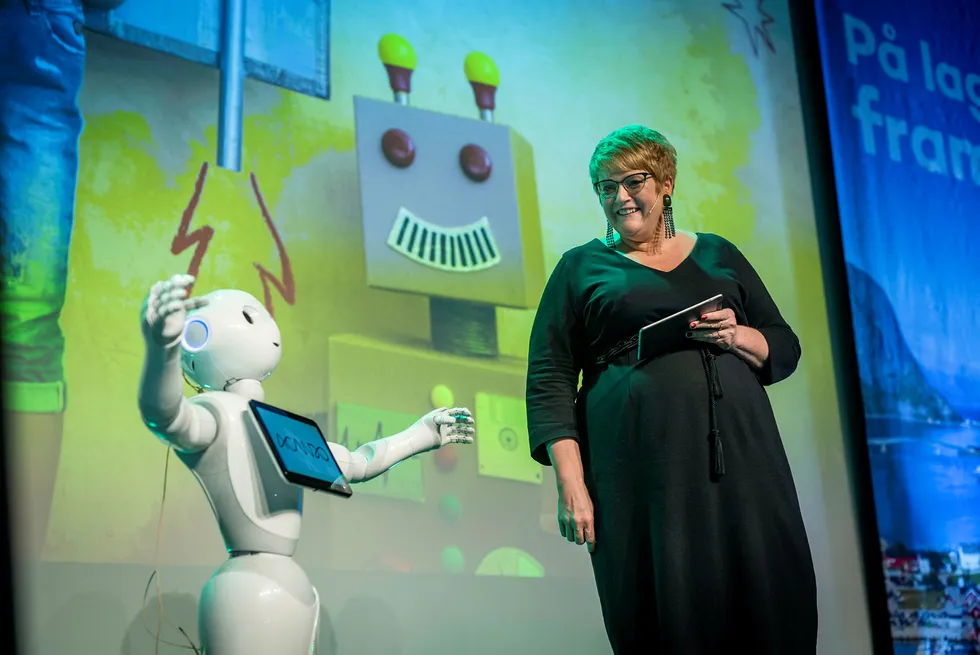 Trine Skei Grande fridde til både ungdommer og andre teknologioptimister da hun snakket med Roboten Pepper på Venstres landsmøte. Et av forslagene fra regjeringen er at de under 24 år skal betale lavere NRK-lisens enn andre. Foto: Skjalg Bøhmer Vold