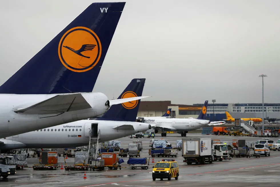 Nesten halvparten av alle landinger og avganger på Tysklands største flyplass i Frankfurt er kansellert tirsdag.