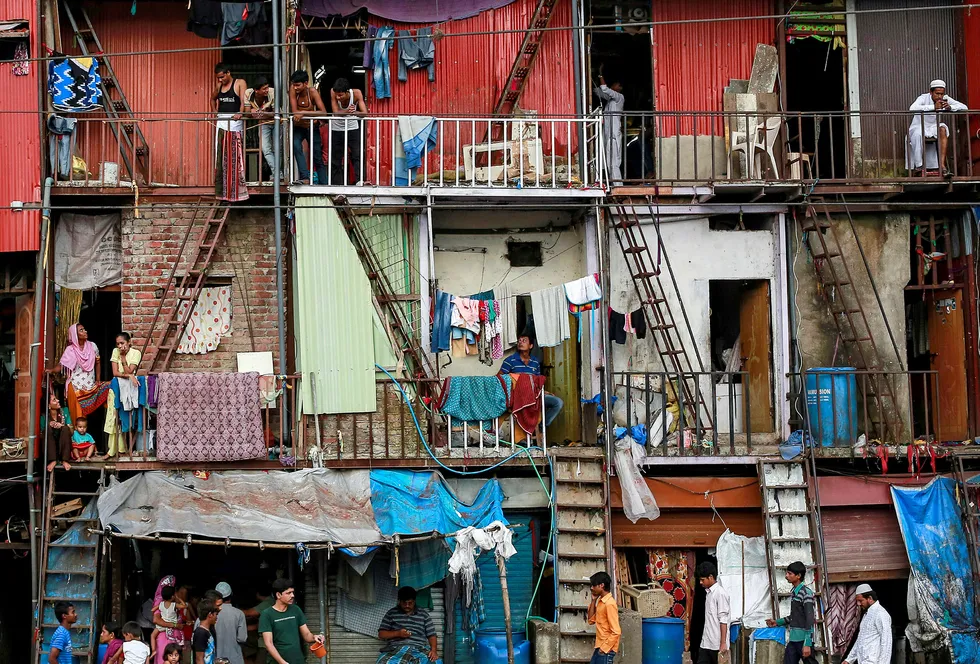– Det er ingen lovmessighet i at likestilling skaper vekst eller reduserer fattigdom overalt, skriver artikkelforfatteren. Her fra slummen i Mumbai. Foto: Danish Siddiqui/Reuters/NTB Scanpix