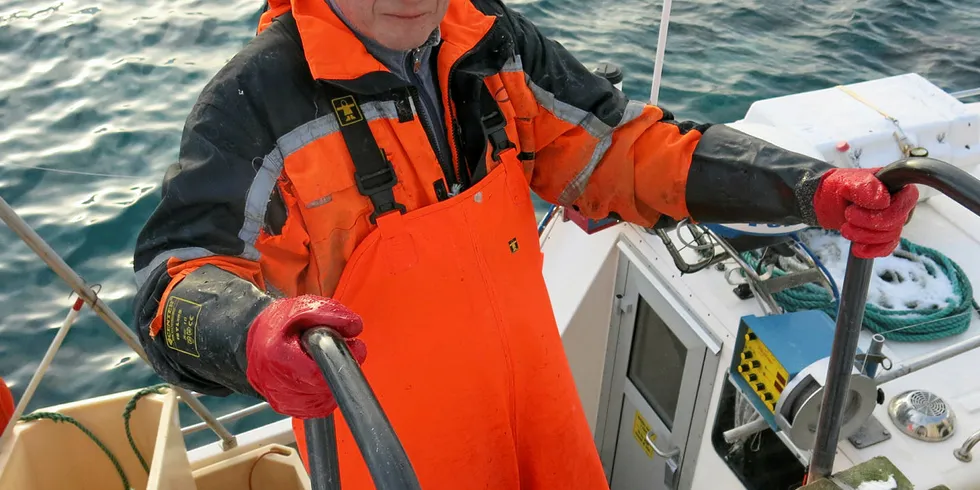 BRUKER KUN JUKSA: Måsøy-fisker Arne Bertheussen driver kun med juksa og leverer alt til Tobø Fisk i Havøysund.