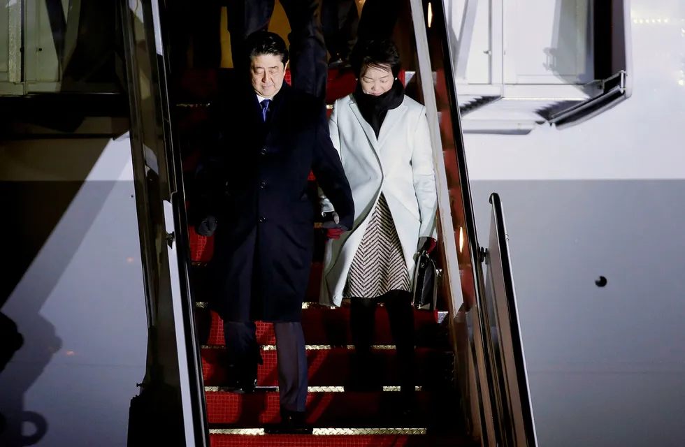 Ifølge en meningsmåling har oppslutning til den japanske statsministeren Shinzo Abe stupt den senere tiden. Her er han sammen med sin kone Akie Abe. Foto: Joshua Roberts/Reuters/NTB Scanpix