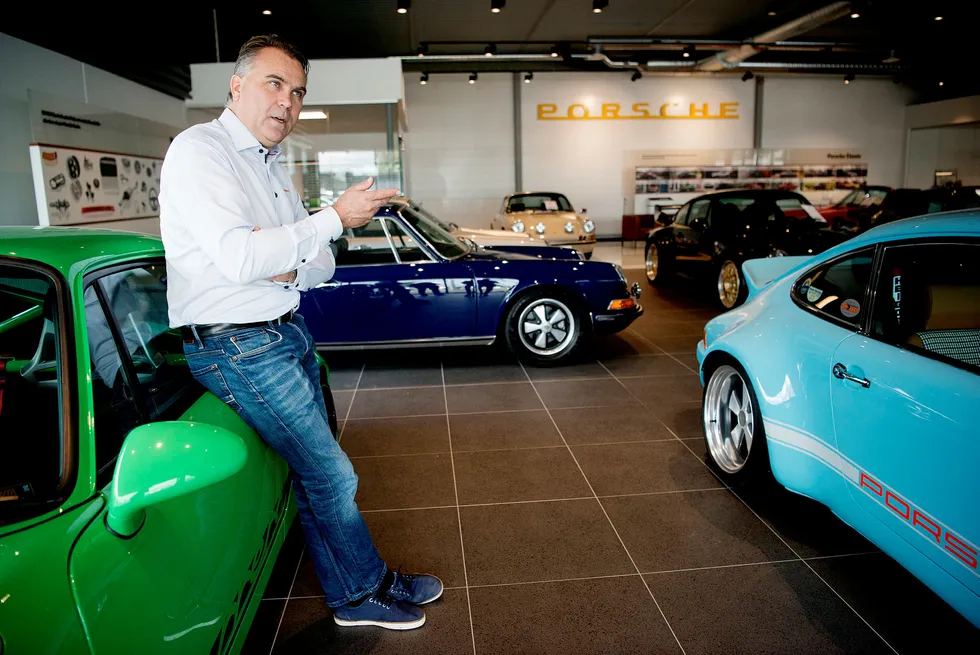 Slik investerer du i bil: Espen Olsen er daglig leder i Porsche Classic Center. Foto: Mikaela Berg