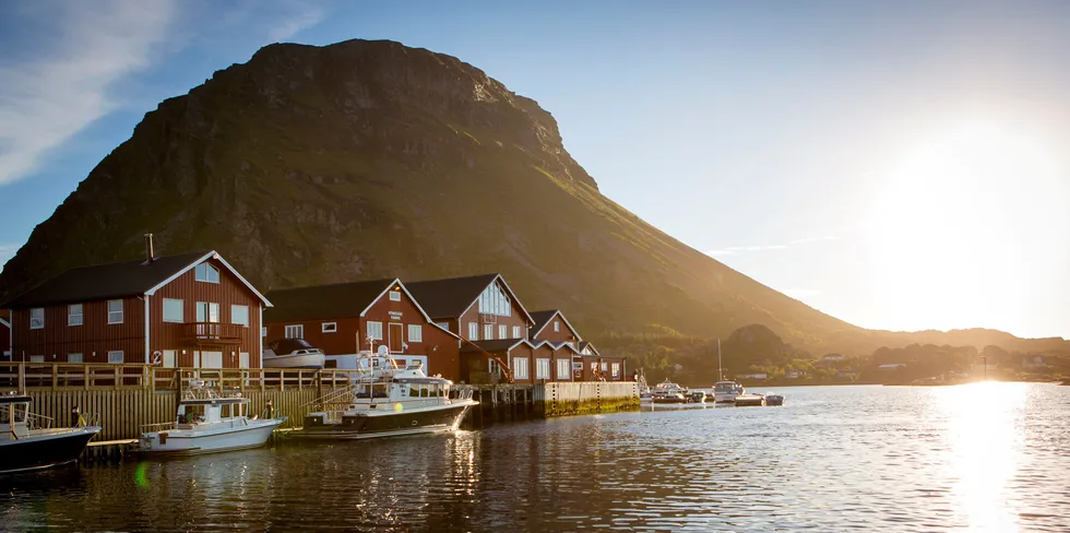 Administrasjonsbygget til Nova Sea på Lovund utenfor Sandnessjøen i Nordland.