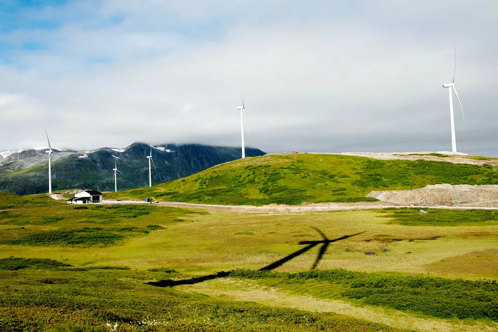 En tilsvarende enkel løsning er om norske kraftprodusenter lar være å selge den grønne kraften til Europa. Her fra Fakken vindpark på Vannøya. Foto: Thomas Haugersveen