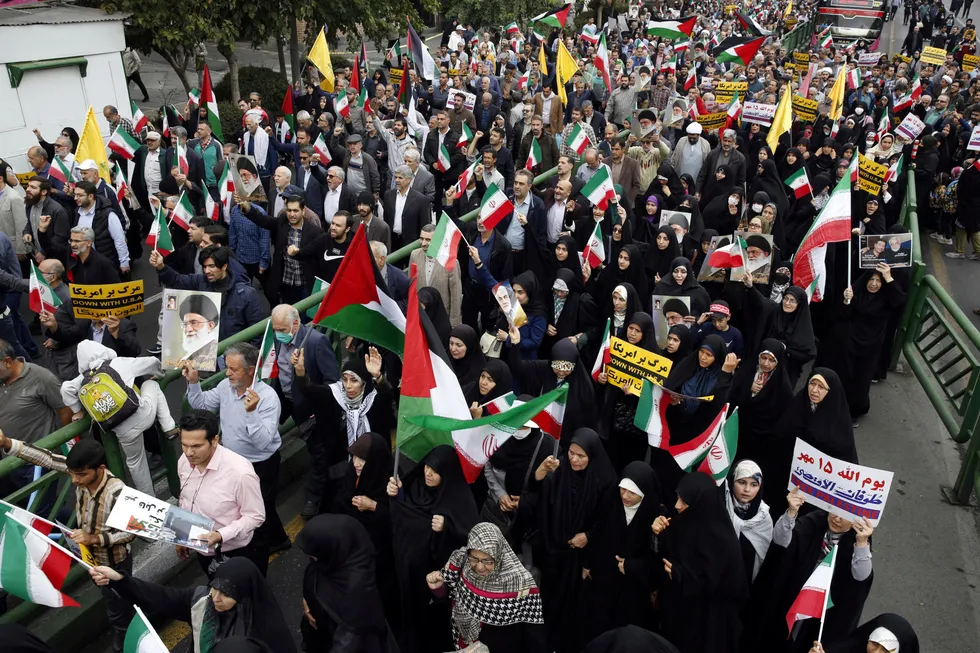 Mens den israelske hæren (IDF) forbereder bakkeoffensiv i Gaza, demonstrerer tusenvis i Teheran før fredagsbønnen med bannere «Ned med Amerika», «Ned med Israel».