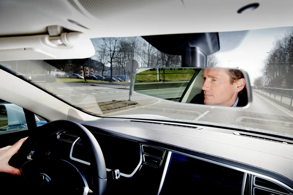 Investeringsdirektør Robert Næss, her i sin første Tesla Model S i 2014. Hans hobbyimport av nyere bruktbiler ble til elbilselger Ecocar i 2013.