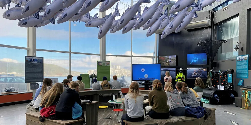 Skoleklasse på besøk på Salmon Center Bodø.