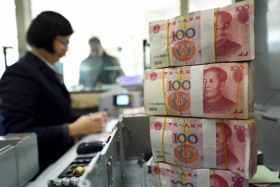 Beløp på tilsvarende over 10000 milliarder kroner er blitt overført fra Kina siden sommeren 2015. dollar. Myndighetene vil forsøke reformer i håp om å lokke til seg utenlandske investeringer –og beholde kinesiske investorer. Foto: STR/AFP/NTB Scanpix