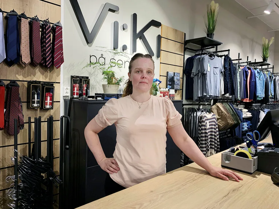 – Jeg har så lyst til å begynne å utvide åpningstidene og få flere ansatte tilbake på jobb. Men jeg er livredd for å ikke kunne betale de ansatte, sier Vibeke S. Kildal. Hun eier to klesbutikker i Florø med totalt åtte ansatte.