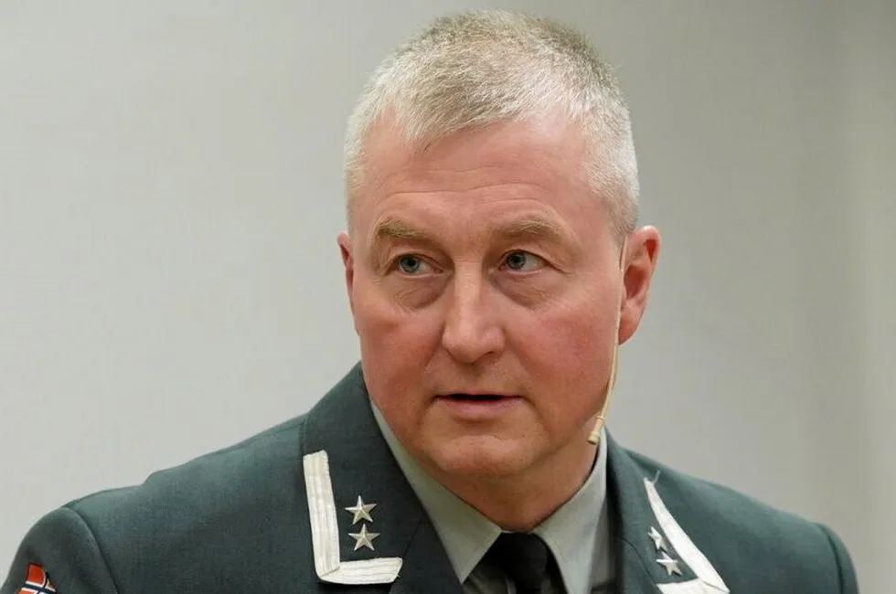 Oberstløytnant Geir Hågen Karlsen oppfordrer norsk industri til å kartlegge egne systemer og sårbarhet.