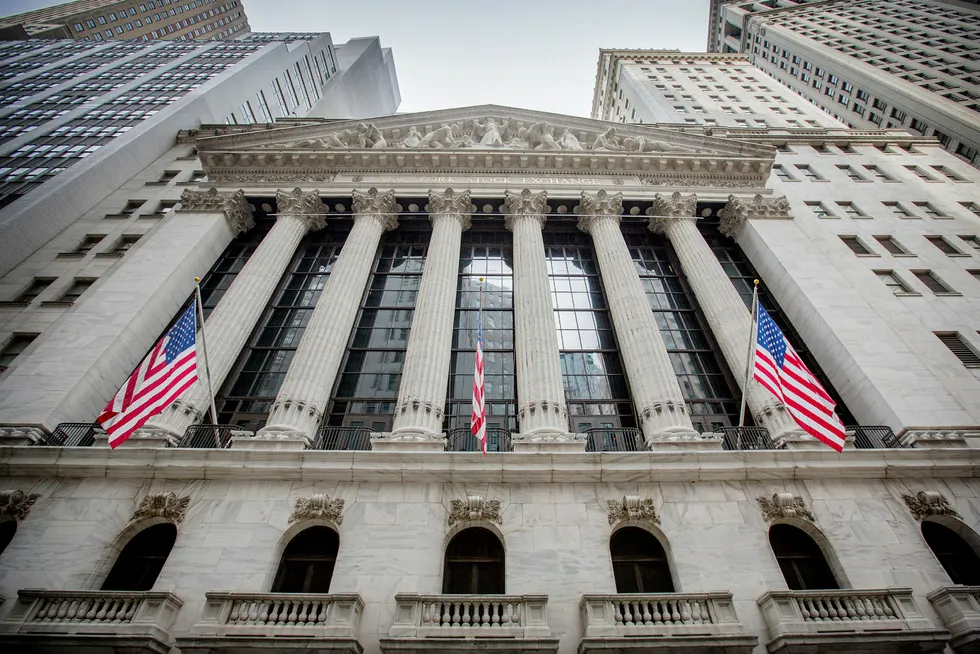 I ettertid fremstår som åpenbart at aksjemarkedene «måtte» stige når sentralbankene kutter renten på koordinert vis, skriver Trym Riksen. Her aksjebørsen NYSE på Wall Street i New York.