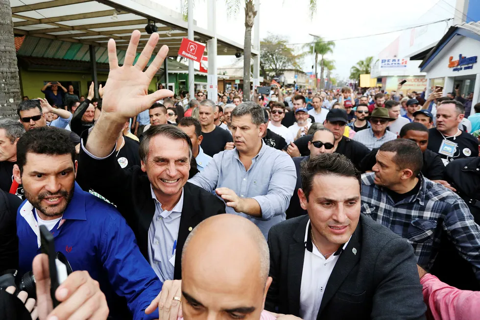 Høyrepopulisten Jair Bolsonaro ligger an til å vinne første valgomgang i presidentvalget i Brasil på søndag. Her er han på en landbuksmesse i Esteio for en drøy måned siden.