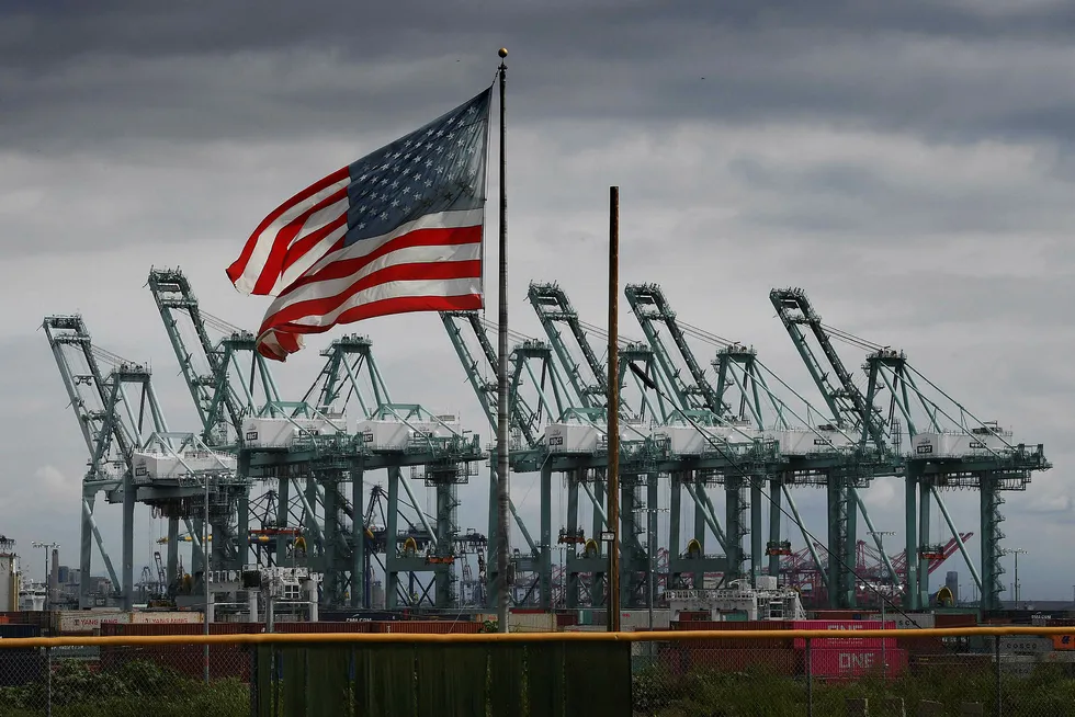De siste fem årene har USAs handelsunderskudd økt jevnt og trutt. Nå mener Ian Shepherdson i Pantheon Macroeconomics at landet kan vente seg enda en kraftig nedtur i fjerde kvartal i 2019. Verftene i Long Beach i California er blant amerikansk industri som sliter.