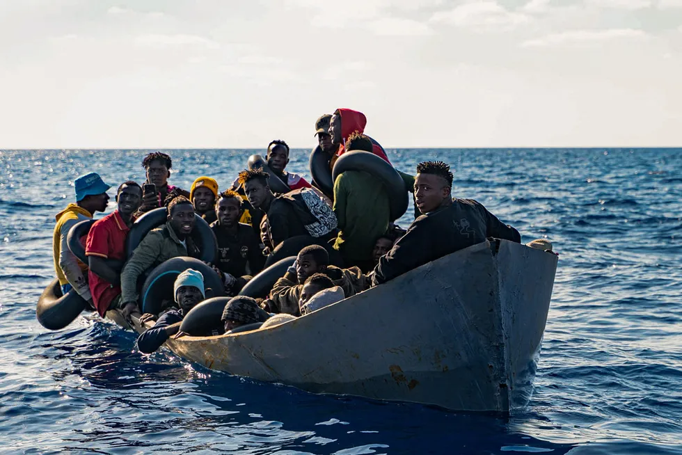 EU blir anklaget for å lokke mennesker ut på farefull ferd. Her blir migranter reddet utenfor Sicilia høsten 2022.