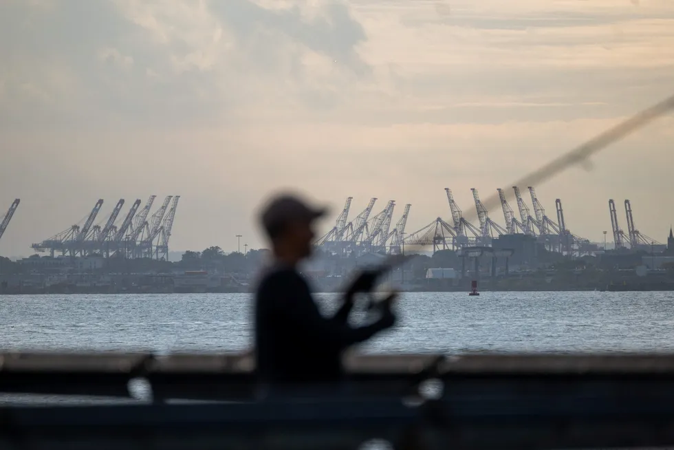 Tusenvis av arbeidere har gått ut i streik. Avbildet er Newark-havnen i New York City.