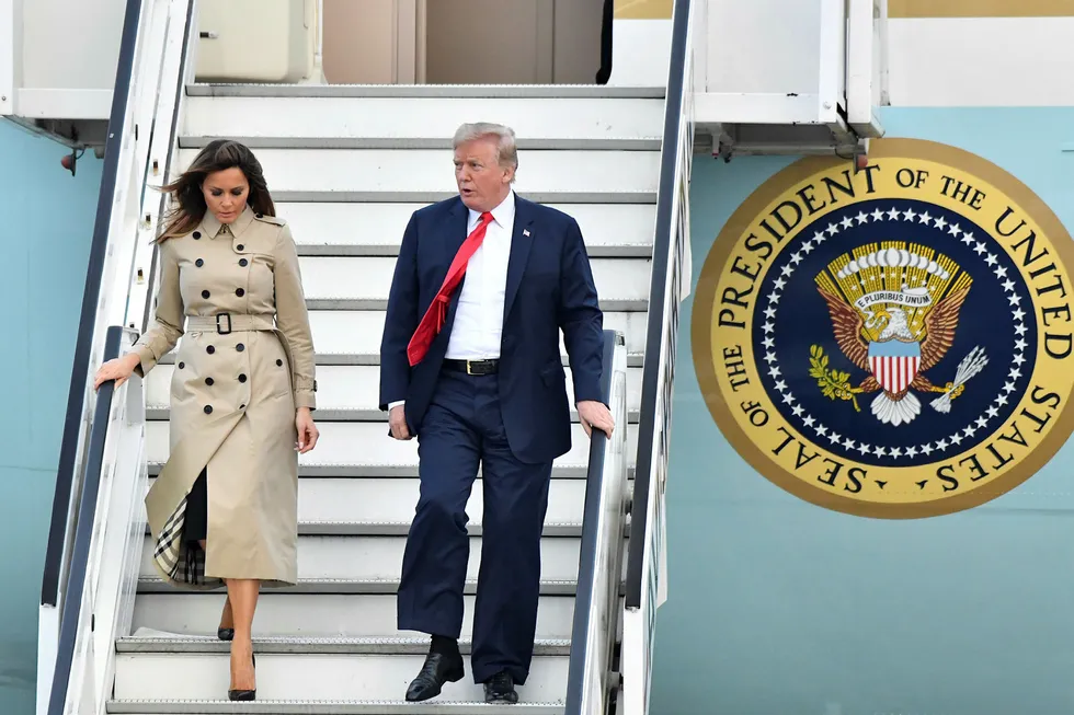 Her ankommer USAs president Donald Trump sammen med førstedame Melania Trump Brussel i Belgia, kvelden før Nato-toppmøtet starter. Foto: Geert Vanden Wijngaert/AP Photo