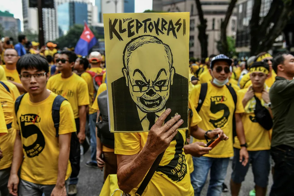 Malaysias tidligere statsminister Najib Razak stanset etterforskningen av det statlige investeringsselskapet 1MDB og ble møtt med store demonstrasjoner i Kuala Lumpur. Finansinstitusjonen Goldman Sachs forsøker å inngå forlik med USA og Malaysia.