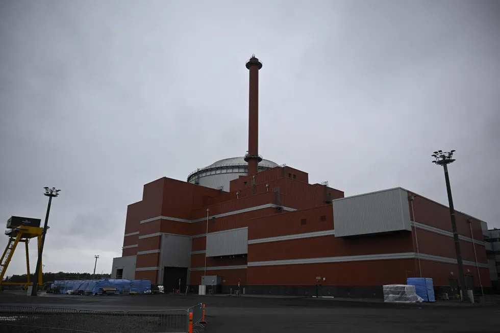 Flytende havvind på Utsira Nord kan komme til å koste dobbelt så mye som Finlands nyeste kjernekraftverk Olkiluoto 3 (bildet), som gir langt mer strøm, helt uavhengig av været, ifølge forfatterne av debattinnlegget.