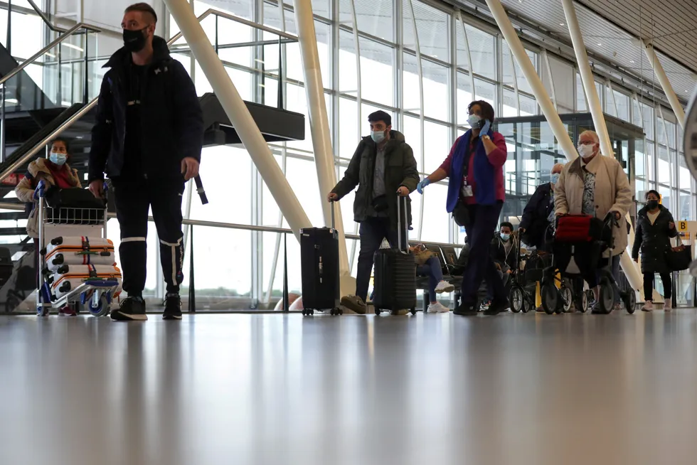 Passasjerer på et fly fra Sør-Afrika ankommer Schiphol Airport i Amsterdam i Nederland lørdag. Samme dag testet 61 passasjerer positivt for korona etter ankomst.