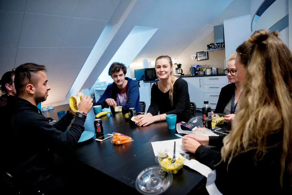 Ine Autzen (i midten) spiser lunsj med kollegene i gründerbedriften Vibbio. Etter tre måneder uten lønn, fikk hun fast, betalt jobb i bedriften. Fra venstre: Agri Soltan, Robert Ellefsrød, Ine Autzen, Tine Wold og Anette Drange. Foto: Mikaela Berg