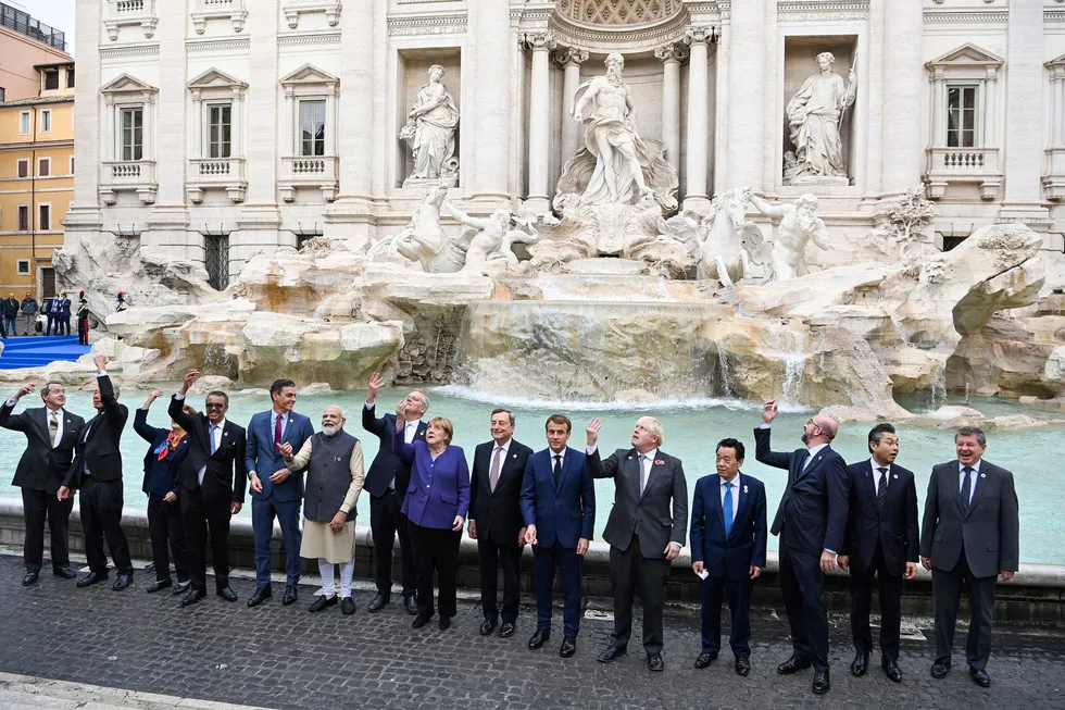 Lederne av G20 var samlet i Roma denne helgen, her ved Trevi-fontenen. Søndag reiser de videre til et klimatoppmøte i Glasgow.