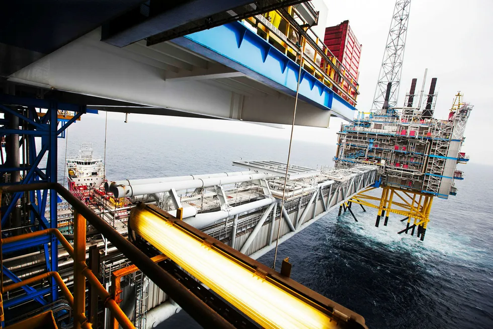 Ny forskning og trender i oljemarkedet tyder på at det globalt vil være en overflod av olje i fremtiden, skriver artikkelforfatterne. Her fra Sleipnerfeltet i Nordsjøen.