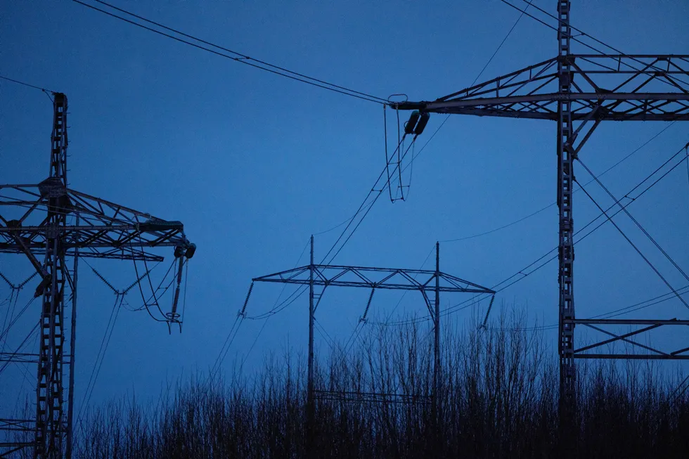 Mens det er betydelig sesongsvingning i forbruk i bygningsmasse, er tungindustriens forbruk vesentlig jevnere gjennom året, slik at årssnittene har større relevans, skriver innleggsforfatteren.