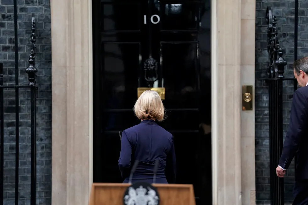 Farvel. Liz Truss og ektemannen Hugh O'Leary går tilbake til statsministerboligen i Downing Street etter at hun har annonsert sin avgang torsdag.