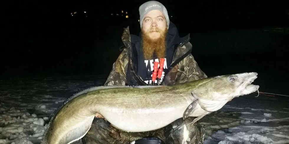 En diger lange skjulte seg under isen i Nordhordaland. Jan Hinriksson (bildet) fikk has på ruggen som veide hele 24,1 kilo. (Foto: Lars-Ivar Dale /Hooked.no)