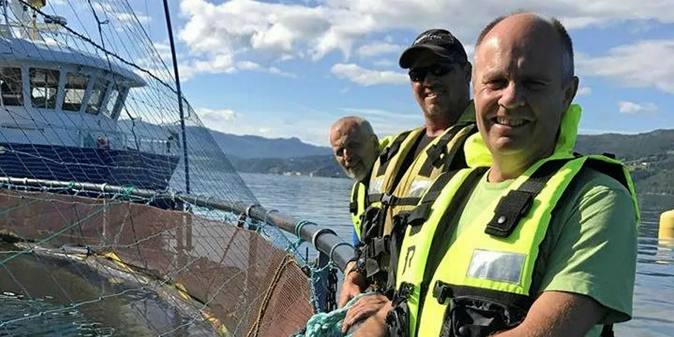 Steinar Reiten (fremst) er KrFs sjømatpolitiske talsperson på Stortinget. Bildet er to år gammelt, fra et besøk hos avlsbedriften Aqua Gen i Tingvoll kommune i Møre og Romsdal.